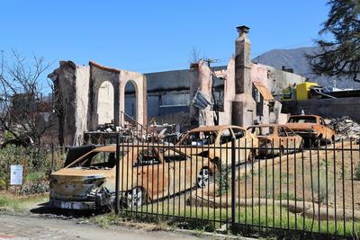 ALTADENA, CA - JULY 24: A view of the uncleared lot where a 19th victim of the Eaton fire was found on July 24, 2025 in-stock-foto