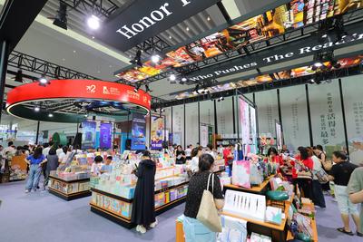CHONGQING, CHINA - JULY 25: Visitors browse books during the 33rd National Book Expo on July 25, 2025 in Chongqing, Chin-stock-foto