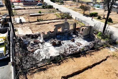 ALTADENA, CA - JULY 24: Aerial view of the uncleared lot where a 19th victim of the Eaton fire was found on July 24, 202-stock-foto
