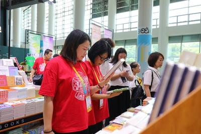 CHONGQING, CHINA - JULY 25: Visitors browse books during the 33rd National Book Expo on July 25, 2025 in Chongqing, Chin-stock-foto