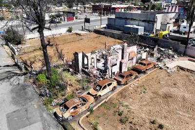 ALTADENA, CA - JULY 24: Aerial view of the uncleared lot where a 19th victim of the Eaton fire was found on July 24, 202-stock-foto
