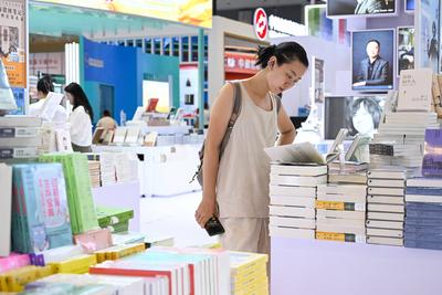 CHONGQING, CHINA - JULY 25: Visitors browse books during the 33rd National Book Expo on July 25, 2025 in Chongqing, Chin-stock-foto