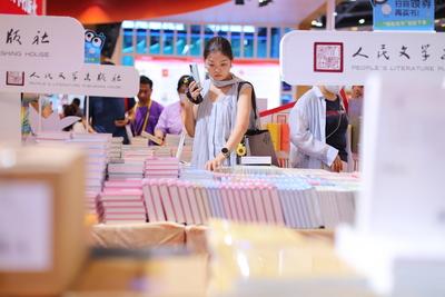 CHONGQING, CHINA - JULY 25: Visitors browse books during the 33rd National Book Expo on July 25, 2025 in Chongqing, Chin-stock-foto