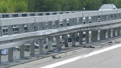 Heftige Verkehrsunfall am Samstagmittag gegen 12:45 Uhr auf der Autobahn 4 zwischen Hohenstein-Ernstthal und Chemnitz. D-stock-foto