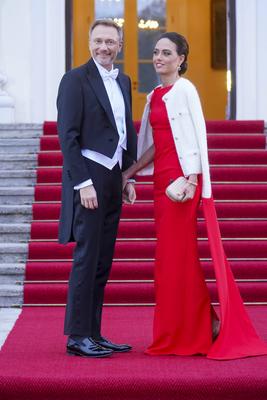 Christian Lindner, Franca Lehfeldt bei der Begruessung vorm Staatsbankett waehrend des Staatsbesuchs von Koenig Charles und Koenigin-Gemahlin Camilla des Vereinigten Koenigreichs Grossbritannien und Irland am 29. Maerz 2023 im Schloss Bellevue in Berlin. Berlin Deutschland *** Christian Lindner, Franca Lehfeldt at the Greetings vorm State banquet waehrend of State visit from Koenig Charles and Queen Wife Camilla of United Kingdom of Great Britain and Ireland on 29 March 2023 at Castle Bellevue in Berlin Berlin Germany-stock-foto
