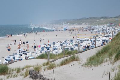 Sommertag mit Strandk?rben am Strand von Kampen auf der Nordseeinsel Sylt in der Hochsaison 2025-stock-foto