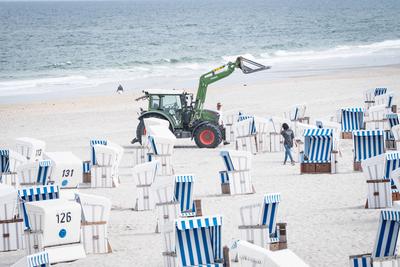 Leere Strandk?rbe am Strand von Kampen auf der Nordseeinsel Sylt in der Hochsaison 2025-stock-foto