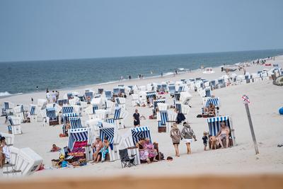 Sommertag mit Strandk?rben am Strand von Kampen auf der Nordseeinsel Sylt in der Hochsaison 2025-stock-foto