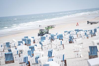 Leere Strandk?rbe am Strand von Kampen auf der Nordseeinsel Sylt in der Hochsaison 2025-stock-foto