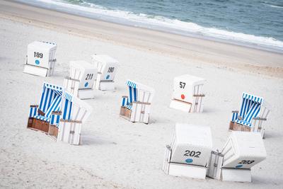Leere Strandk?rbe am Strand von Kampen auf der Nordseeinsel Sylt in der Hochsaison 2025-stock-foto