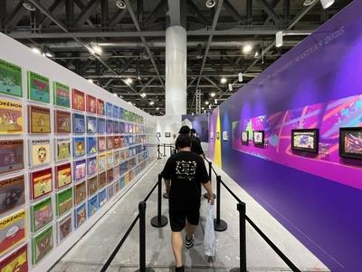 HANGZHOU, CHINA - JULY 26: Game enthusiasts visit the 2025 PokÃ mon Masters event at Hangzhou International Expo Center-stock-foto
