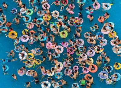 Tourists Enjoy Coolness in Huai 'an-stock-foto