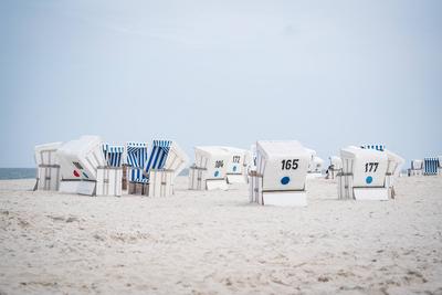 Leere Strandk?rbe am Strand von Kampen auf der Nordseeinsel Sylt in der Hochsaison 2025-stock-foto