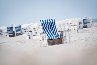 Leere Strandk?rbe am Strand von Kampen auf der Nordseeinsel Sylt in der Hochsaison 2025-stock-foto