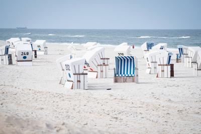Leere Strandk?rbe am Strand von Kampen auf der Nordseeinsel Sylt in der Hochsaison 2025-stock-foto