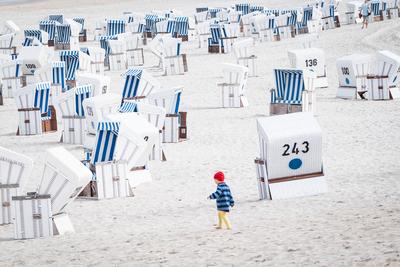 Leere Strandk?rbe am Strand von Kampen auf der Nordseeinsel Sylt in der Hochsaison 2025-stock-foto