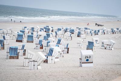 Leere Strandk?rbe am Strand von Kampen auf der Nordseeinsel Sylt in der Hochsaison 2025-stock-foto