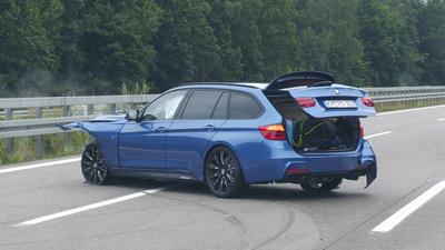 Heftige Verkehrsunfall am Samstagmittag gegen 12:45 Uhr auf der Autobahn 4 zwischen Hohenstein-Ernstthal und Chemnitz. D-stock-foto