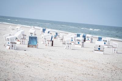 Leere Strandk?rbe am Strand von Kampen auf der Nordseeinsel Sylt in der Hochsaison 2025-stock-foto