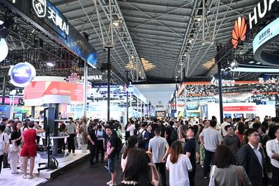 SHANGHAI, CHINA - JULY 26: People visit the exhibition area of the 2025 World AI Conference (WAIC) and High-Level Meetin-stock-foto