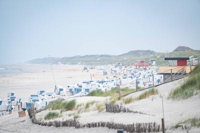 Leere Strandk?rbe am Strand von Kampen auf der Nordseeinsel Sylt in der Hochsaison 2025-stock-foto