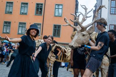 stockholm, sweden, 26 july 2025, performance of the group the herd in front of the nobel prize museum in the old town ga-stock-foto