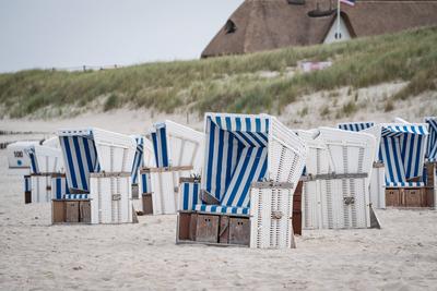 Leere Strandk?rbe am Strand von Kampen auf der Nordseeinsel Sylt in der Hochsaison 2025-stock-foto