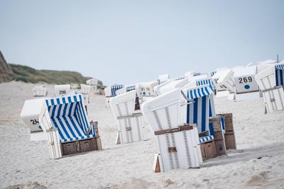 Leere Strandk?rbe am Strand von Kampen auf der Nordseeinsel Sylt in der Hochsaison 2025-stock-foto