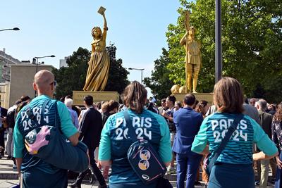 Inauguration de l exposition  des  statues de femmes pionnieres Porte de la Chapelle dans le 18eme arrondissement-stock-photo