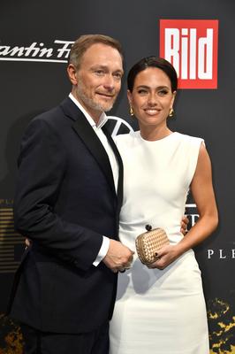 Christian Lindner mit Ehefrau Franca Lehfeldt bei der Place To B Berlinale-Party A Glamorous Golden Night at the Place T-stock-foto
