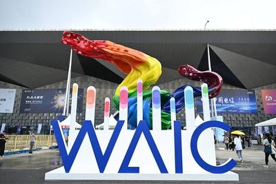 SHANGHAI, CHINA - JULY 26: People visit the 2025 World AI Conference (WAIC) and High-Level Meeting on Global AI Governan-stock-foto