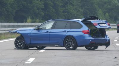 Heftige Verkehrsunfall am Samstagmittag gegen 12:45 Uhr auf der Autobahn 4 zwischen Hohenstein-Ernstthal und Chemnitz. D-stock-foto