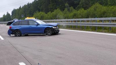 Heftige Verkehrsunfall am Samstagmittag gegen 12:45 Uhr auf der Autobahn 4 zwischen Hohenstein-Ernstthal und Chemnitz. D-stock-foto