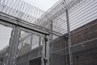 05.08.2024, Kaiserstra?e 5, 49809 Lingen, GER, Justizvollzugsanstalt Lingen, hinter Gittern - Blick auf ein Tor, das mit-stock-foto