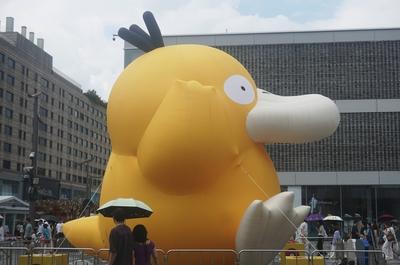 Giant Psyduck Sculpture in Hangzhou-stock-foto