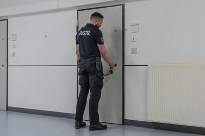 05.08.2024, Kaiserstra?e 5, 49809 Lingen, GER, Justizvollzugsanstalt Lingen, Blick auf die T?r einer Gef?ngniszelle, die-stock-foto
