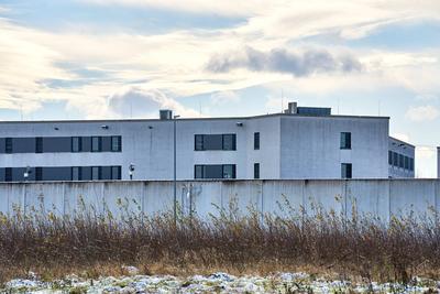 Gablingen, Bavaria, Germany - November 22, 2024: The Gablingen prison near Augsburg. A modern high-security building wit-stock-foto