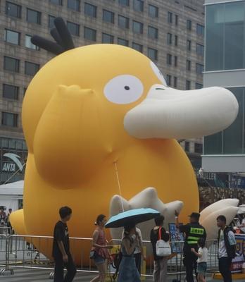 Giant Psyduck Sculpture in Hangzhou-stock-foto