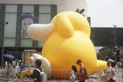 Giant Psyduck Sculpture in Hangzhou-stock-foto