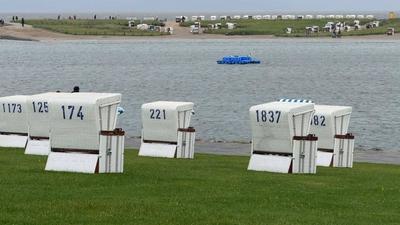 Buesum - Sturmwarnung an der Nordsee! In beliebten Touristen-Hafenort Buesum stuermt und regnet es - Was fuer ein Sauwettersommer!: Wetter-Schnittbilder von der Kueste-stock-foto