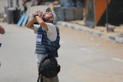 Palestinian journalists continue their hunger strike in solidarity with displaced civilians suffering amid the war-stock-foto