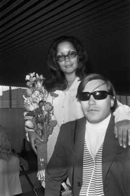 Anefo photo collection. Jose Feliciano, singer guitarist USA, Jose Feliciano with wife. May 28, 1970. Amsterdam Copyrigh-stock-foto