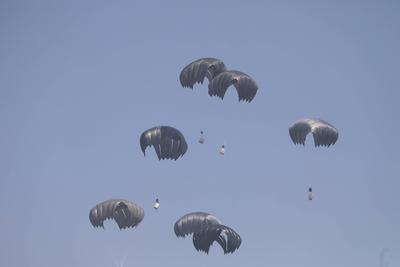 An airplane drops humanitarian aid over Gaza-stock-foto