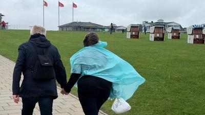 Buesum - Sturmwarnung an der Nordsee! In beliebten Touristen-Hafenort Buesum stuermt und regnet es - Was fuer ein Sauwettersommer!: Wetter-Schnittbilder von der Kueste-stock-foto