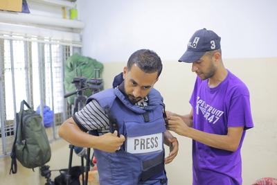 Palestinian journalists continue their hunger strike in solidarity with displaced civilians suffering amid the war-stock-foto
