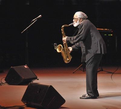 Bildnummer: 53590776  Datum: 08.11.2009  Copyright: imago/Rudolf GiglerJazzkonzert im Rahmen des 14. Salzburger Jazzherbstes mit dem Sonny Rollins Quintet, . Das Bild zeigt den Grossmeister am Saxophon, einen der bedeutendsten Musiker der gesamten Jazzgeschichte, Sonny Rollins im Konzert. 2009 - Jazzkonzert im Rahmen des 14. Salzburger Jazzherbstes mit dem Sonny Rollins Quintet, , Saxophonist Sonny Rollins People Musik Aktion Salzburger Jazzherbst kbdig xdp 2009 Quadrat 14. Salzburger Jazzherbst o0 FreistellerBildnummer 53590776 Date 08 11 2009 Copyright Imago Rudolf Gigl Jazz concert in Frame the 14 Salzburg Jazz autumn with the Sonny Rollins Quintet the Picture shows the Grand Master at Saxophone a the important Musician the whole  Sonny Rollins in Concert 2009 Jazz concert in Frame the 14 Salzburg Jazz autumn with the Sonny Rollins Quintet Saxophonist Sonny Rollins Celebrities Music Action shot Salzburg Jazz autumn Kbdig XDP 2009 Square 14 Salzburg Jazz autumn o0 cut out-stock-foto