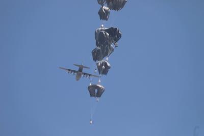 An airplane drops humanitarian aid over Gaza-stock-foto