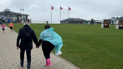 Buesum - Sturmwarnung an der Nordsee! In beliebten Touristen-Hafenort Buesum stuermt und regnet es - Was fuer ein Sauwettersommer!: Wetter-Schnittbilder von der Kueste-stock-foto