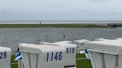 Buesum - Sturmwarnung an der Nordsee! In beliebten Touristen-Hafenort Buesum stuermt und regnet es - Was fuer ein Sauwettersommer!: Wetter-Schnittbilder von der Kueste-stock-foto