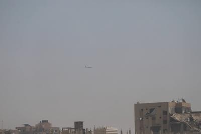 An airplane drops humanitarian aid over Gaza-stock-foto
